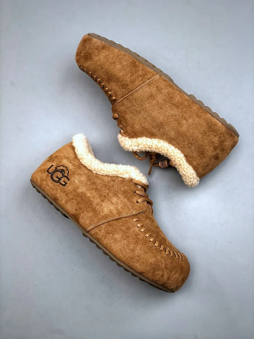 💰520 supports the store G UGG2025ss official website latest hanni thick sole, I love it so much, and it is very light and easy to wear. When paired with socks, it has a super sweet girly feel. Dopamine color, full of vitality, really super girl ~ fall in love at a glance, original material of the upper, original outsole, soft and comfortable on the feet, versatile, can make the legs look longer in seconds, a must-have item for summer Size: 35-40